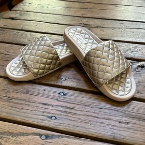 APL Women’s Lusso Slide - EUC!